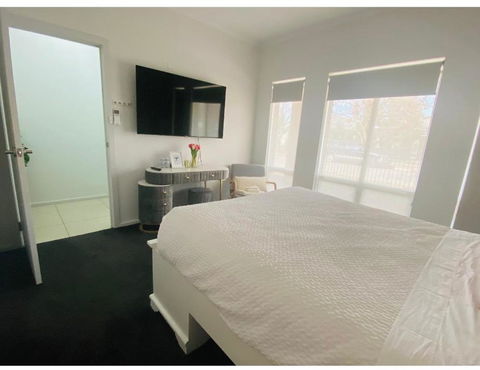 Modern Private Room With Ensuite - Redcliffe Tourism 1