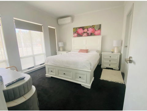 Modern Private Room With Ensuite - Redcliffe Tourism 0