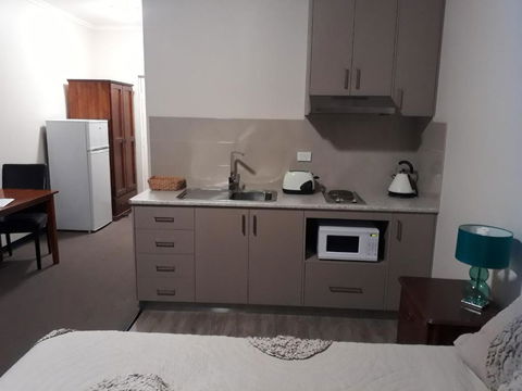 Moe Motor Inn - Contactless 24 Hour Checkinn Available - Redcliffe Tourism 3