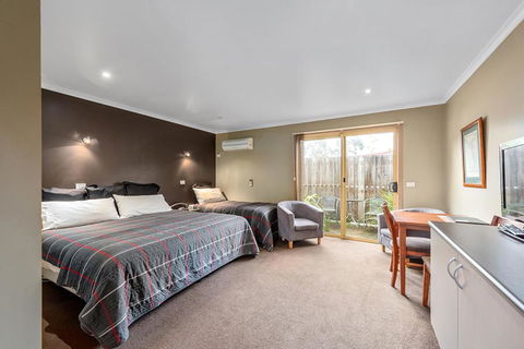 Motel Strahan - Redcliffe Tourism 1