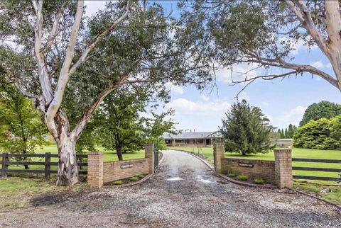 Mountain Culture Farm Stay - Pet Friendly - Redcliffe Tourism 1