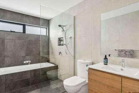 Mountain View Villa-close To Shops-10min To CBD - Redcliffe Tourism 1