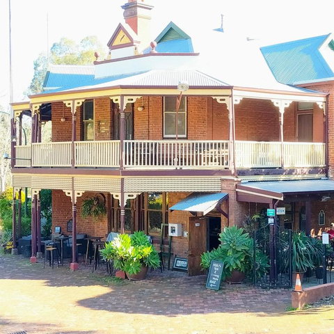 Mundaring Weir Hotel - Redcliffe Tourism 1