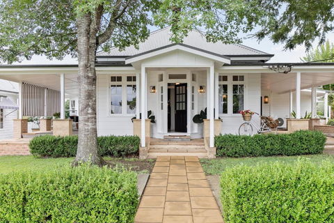 Narraweema Guesthouse - Historic Luxury BnB Retreat - Redcliffe Tourism 1
