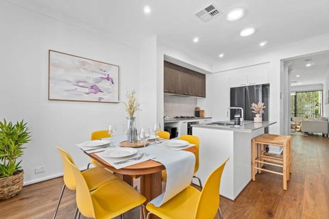 New Luxury Stylish Elegant Townhouse For Families - Redcliffe Tourism 2
