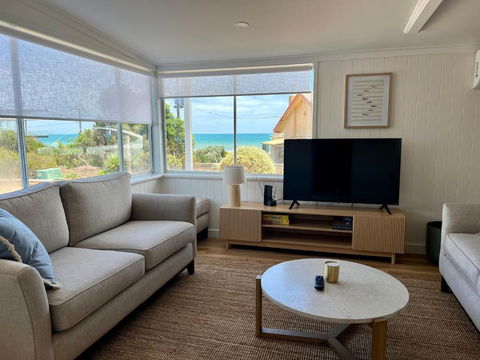 NEW Magpie Sands - 3 Bedroom Home - Downstairs Only, 1 Min Walk To Aldinga Beach - Redcliffe Tourism 2