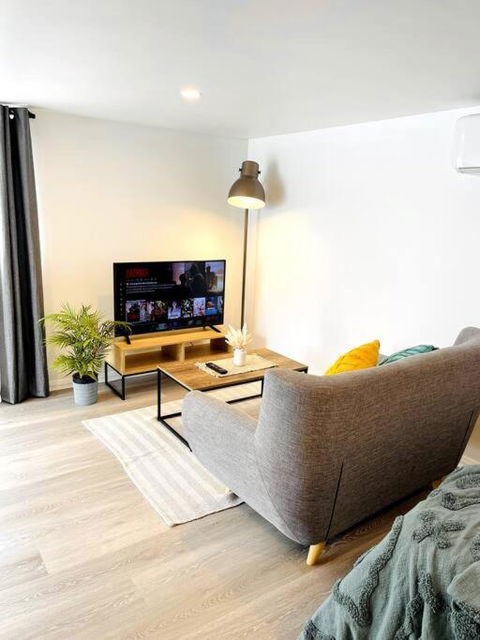 Newly Renovated Contemporary Private Studio Near Hobart CBD And Airport - Redcliffe Tourism 3