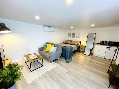 Newly Renovated Contemporary Private Studio Near Hobart CBD And Airport - Redcliffe Tourism 0