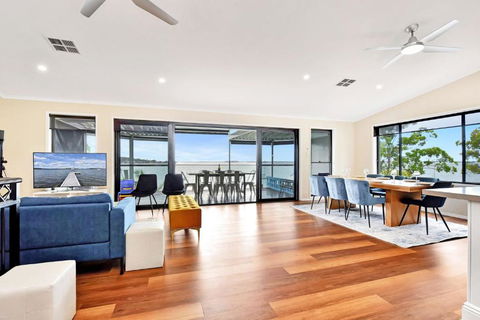 New Property Shimmer Shores Absolute Waterfront Retreat At Fishing Point, Lake Macquarie - Redcliffe Tourism 3