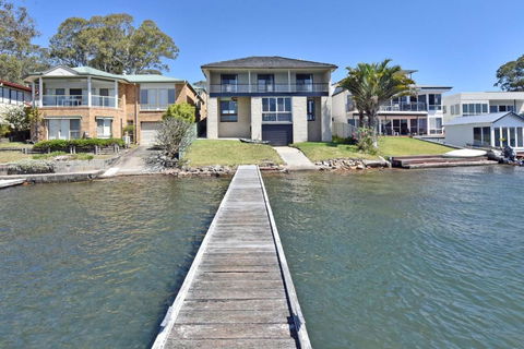 New Property Silverwater Serenity Shores Absolute Waterfront On The Lake - Redcliffe Tourism 0