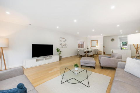 Newsom House - Stylish & Elegant Home With 4 King Beds - Redcliffe Tourism 2