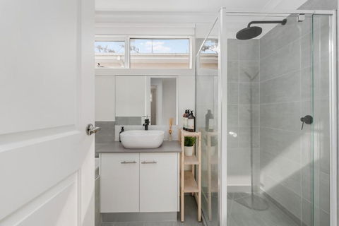 Newsom House - Stylish & Elegant Home With 4 King Beds - Redcliffe Tourism 3