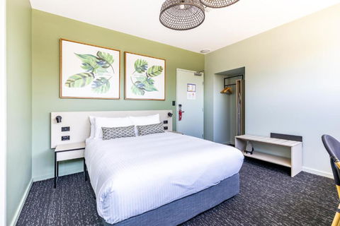 Nightcap At Commercial Hotel - Redcliffe Tourism 2