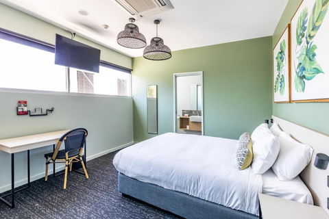 Nightcap At Commercial Hotel - Redcliffe Tourism 3