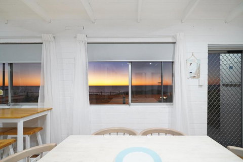 OCEA84 - Quinns Beach Shack: Ocean Views - Redcliffe Tourism 1