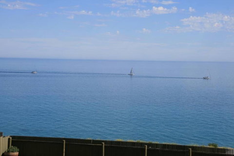 Ocean Blue KI. Absolute Ocean Front, Free WiFi - Redcliffe Tourism 3