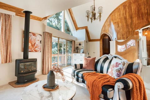 Olinda Enchanted Tower Spa Gas Log Fire And Netflix - Redcliffe Tourism 0