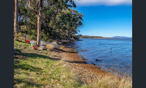 On The Huon River - Redcliffe Tourism 1