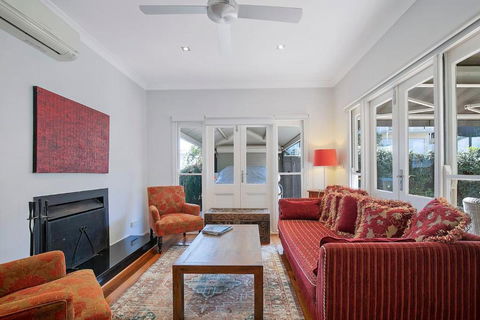 Paddington Cottage - A Classic Queenslander Stay - Redcliffe Tourism 2
