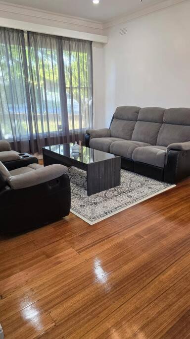 Pakenham Villa - Redcliffe Tourism 0