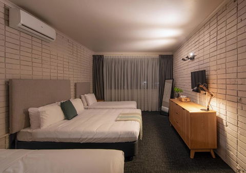 Palms Hotel - Redcliffe Tourism 3