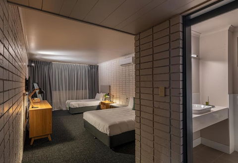 Palms Hotel - Redcliffe Tourism 1