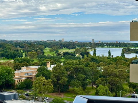 Panoramic View - Albert Park Lake & Shrine Views - Redcliffe Tourism 0