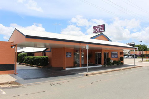 Parkside Motel Ayr - Redcliffe Tourism 0