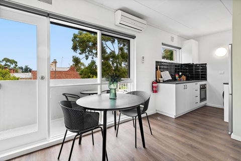 Peaceful 1-Bed Apartment Near The City Centre - Redcliffe Tourism 2