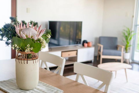 Peaceful Hills Escape: Charming 2-Story Retreat - Redcliffe Tourism 3