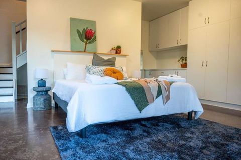 Peaceful Hills Escape: Charming 2-Story Retreat - Redcliffe Tourism 2