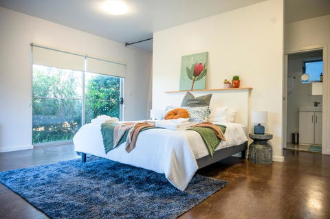 Peaceful Hills Escape: Charming 2-Story Retreat - Redcliffe Tourism 0