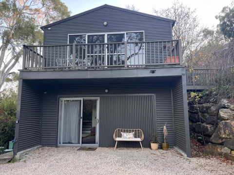Peaceful Hills Escape: Charming 2-Story Retreat - Redcliffe Tourism 1