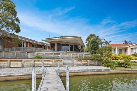Pelican Brief - Redcliffe Tourism 0