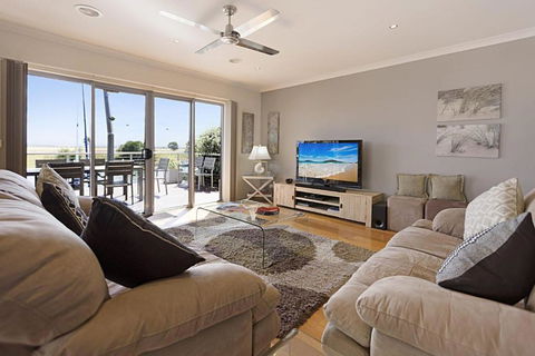 Pelican Landing - Redcliffe Tourism 0