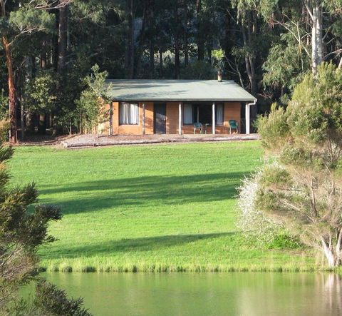 Pemberton Lake View Chalets - Redcliffe Tourism 0