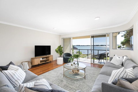 Panoramic Water View Apartment - Redcliffe Tourism 2