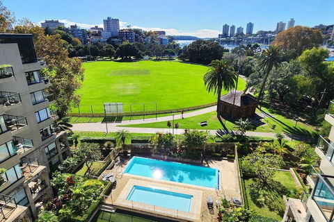 Penthouse With Private Terrace, Parking + 2 Pools - Redcliffe Tourism 3
