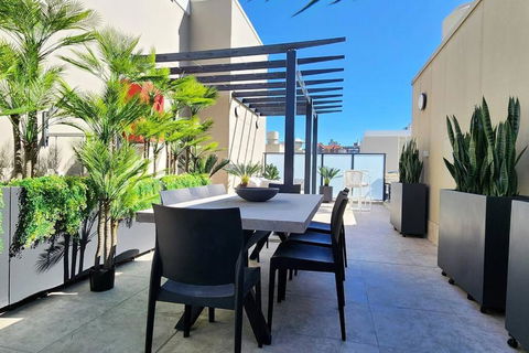 Penthouse With Private Terrace, Parking + 2 Pools - Redcliffe Tourism 1