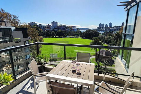 Penthouse With Private Terrace, Parking + 2 Pools - Redcliffe Tourism 2