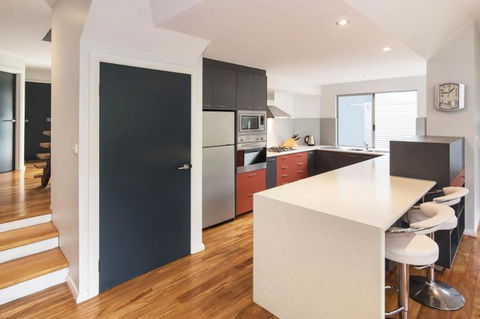 PEPPY TREE HOUSE - Redcliffe Tourism 3