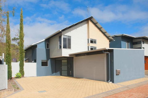 PEPPY TREE HOUSE - Redcliffe Tourism 0