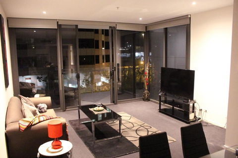 Perfectly Located Modern Apartment - Canberra CBD - Redcliffe Tourism 1