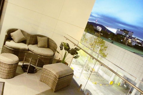 Perfectly Located Modern Apartment - Canberra CBD - Redcliffe Tourism 3