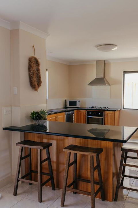 Pet Friendly Townhouse - Redcliffe Tourism 3