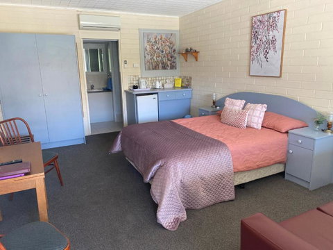 Peterborough Motel - Redcliffe Tourism 1