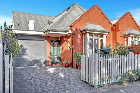 Picket Fence Cottage - Steps From Adelaide Oval - Redcliffe Tourism 0