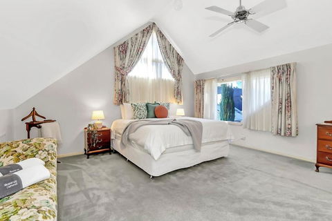 Picket Fence Cottage - Steps From Adelaide Oval - Redcliffe Tourism 2