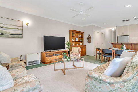 Picket Fence Cottage - Steps From Adelaide Oval - Redcliffe Tourism 3