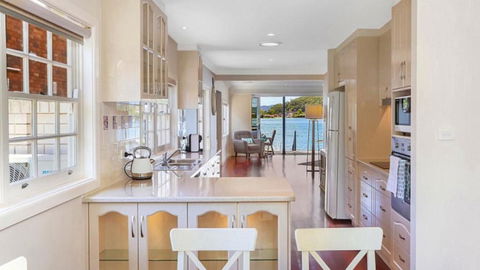 Pine Tree Cottage - Waterfront - Redcliffe Tourism 3